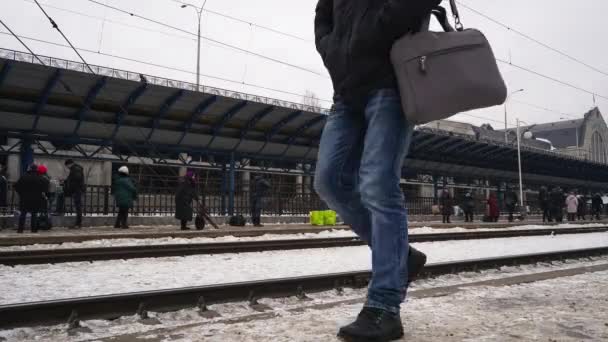 Mensen wachten de treinen op treinstation in Kiev, time-lapse. - Video
