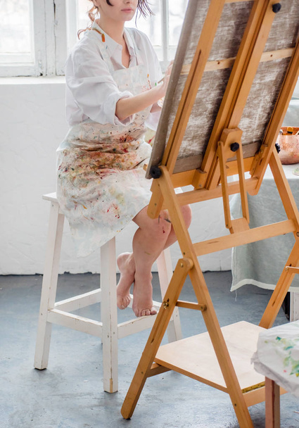 Female painter in her studio  - Foto, Imagem