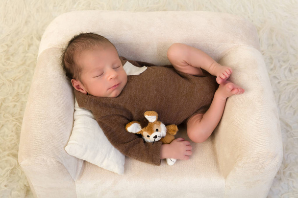 Schlafendes Baby mit Spielzeugkaninchen - Foto, Bild