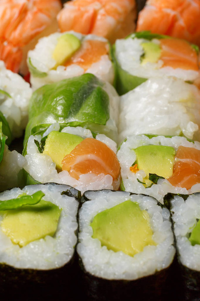 Sushi y rollos en una vista de paquete desde arriba. Macro comida japonesa
 - Foto, imagen