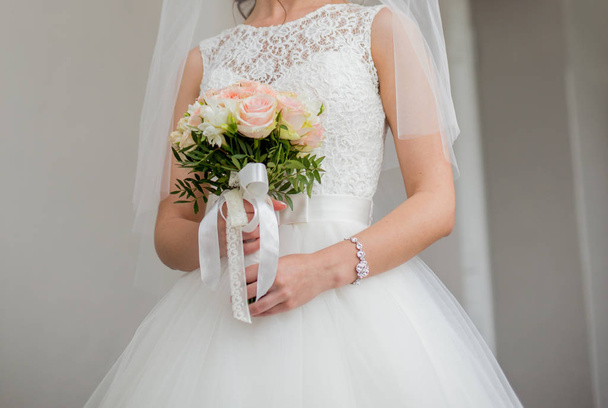 The bride is holding a wedding bouquet - Foto, Imagen