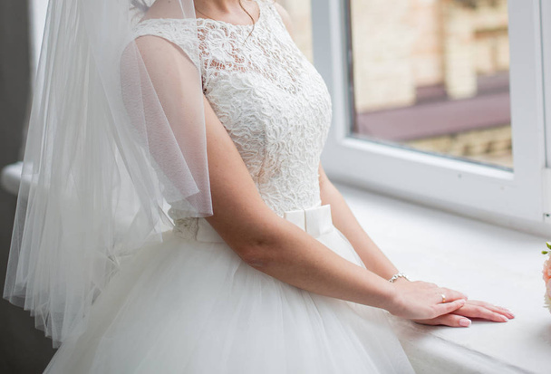 The bride stands near the window - Foto, Imagen