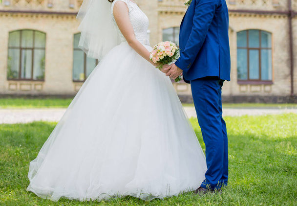 The bride and groom hold hands - Foto, imagen