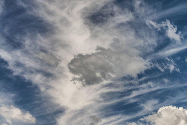 piękne błękitne niebo z chmurami - Zdjęcie, obraz