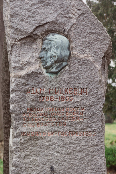Památník na revolucionář Adam Mickiewicz nachází v bulharském městě Burgas v Sea Garden - Fotografie, Obrázek