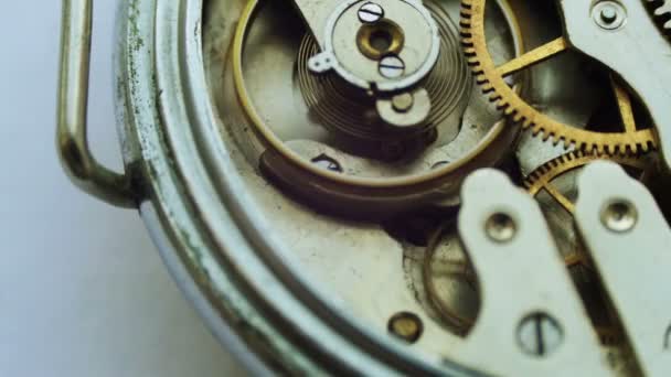 Mecanismo de reloj antiguo vintage de trabajo, primer plano con enfoque suave
 - Metraje, vídeo