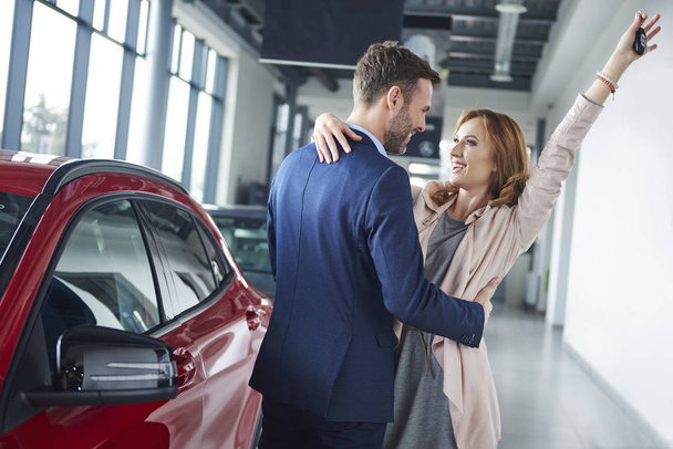 Couple buying new car - Foto, Bild