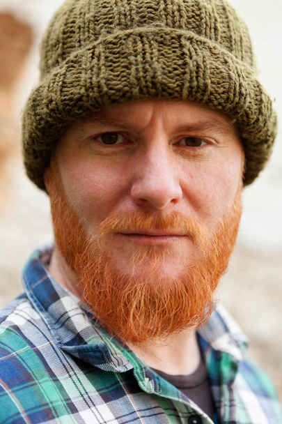 Vörös hajú férfi sapka gyapjú - Fotó, kép