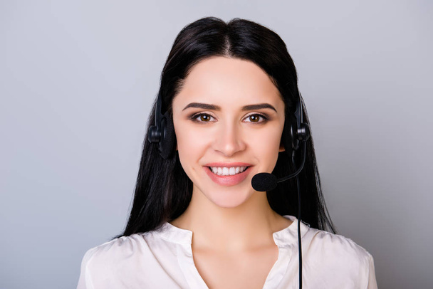 Portret młodego konsultant call Center w isolat słuchawki - Zdjęcie, obraz
