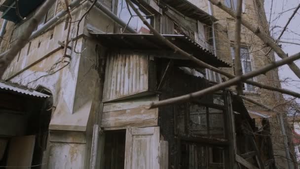 Old abandoned house, view from the street. Traces of fire and vandalism - 映像、動画