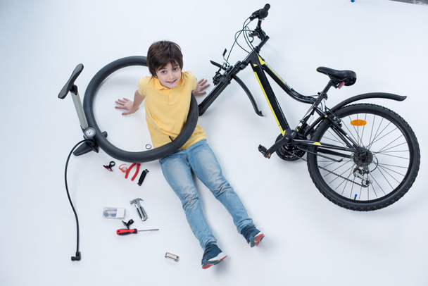 petit garçon avec vélo
 - Photo, image