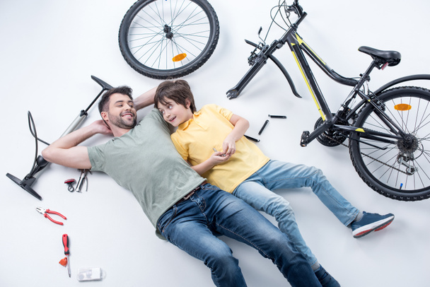 Pai e filho com bicicleta
 - Foto, Imagem