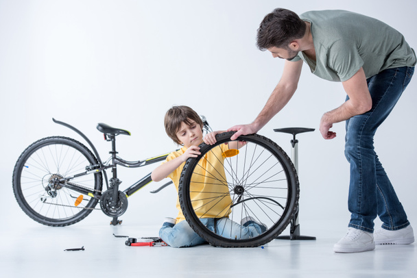 Kerékpár javítás apa és fia  - Fotó, kép
