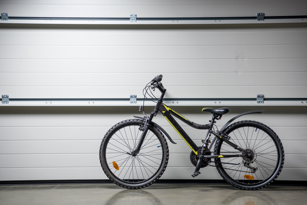 Гірський велосипед на стіні
 - Фото, зображення