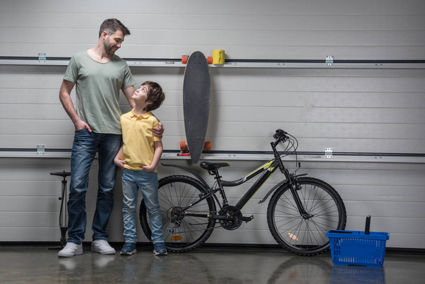 Vater und Sohn mit Fahrrad  - Foto, Bild