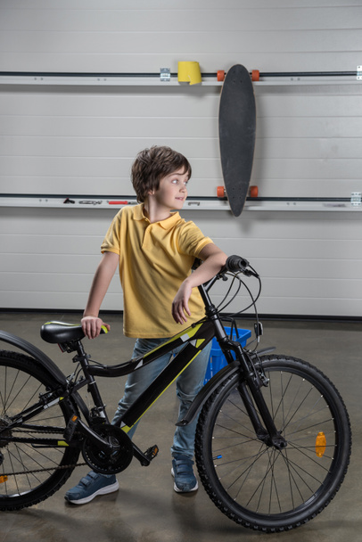kleine jongen met fiets  - Foto, afbeelding