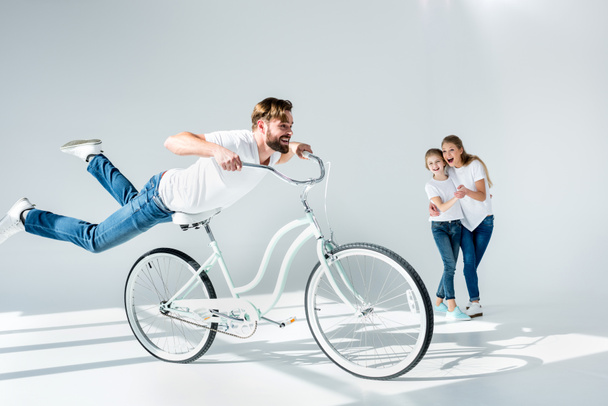 Família feliz com bicicleta
  - Foto, Imagem