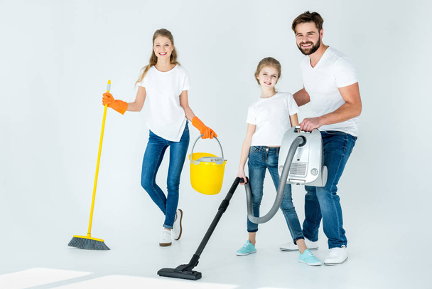 familia con artículos de limpieza
  - Foto, Imagen