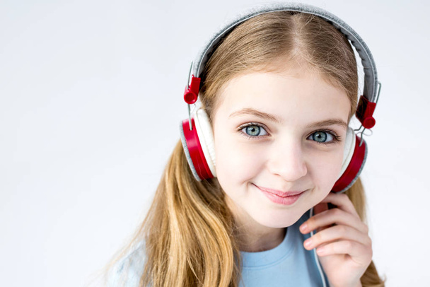 lány zenehallgatás fejhallgató - Fotó, kép