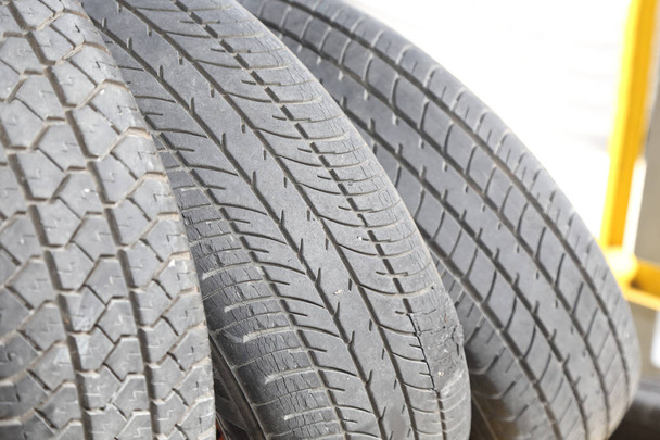 rangée de vieux pneus de voiture
 - Photo, image