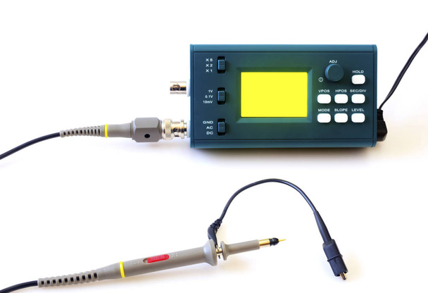 Moderne digitale signaal oscilloscoop geïsoleerd op witte achtergrond - Foto, afbeelding
