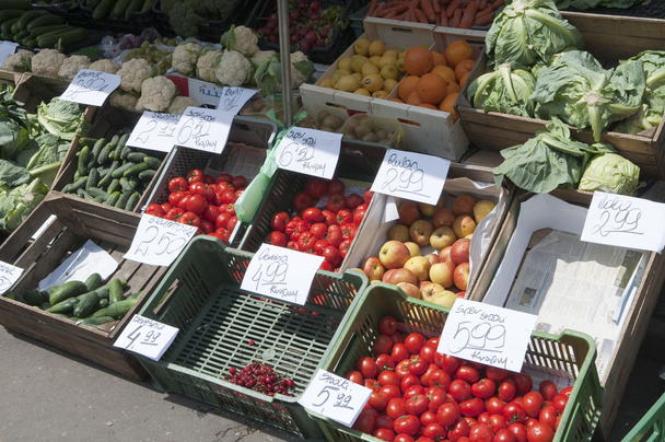 ポーランドのローカル農夫の市場で野菜や果物の失速します。 - 写真・画像