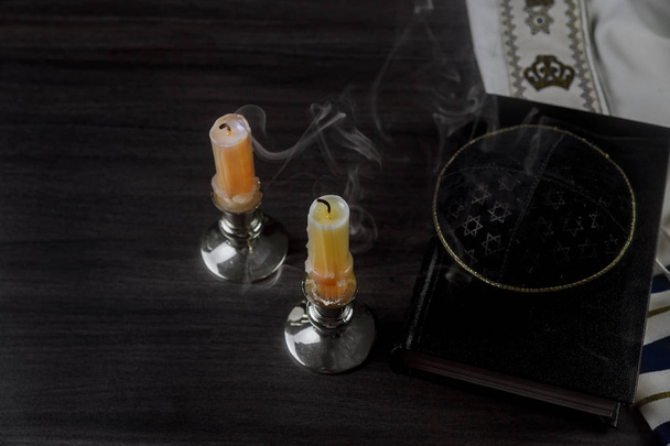 Festa ebraica Sabbath matzoh Pasqua e candele
 - Foto, immagini