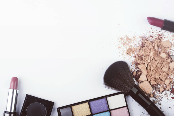 Make-up cosmetica geïsoleerd op witte achtergrond - Foto, afbeelding