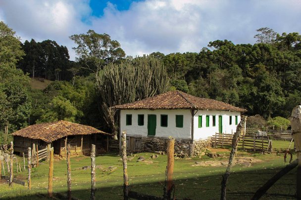 Portugalski stary dom kolonialny w mieście Goncalves w – Miasto i gmina w Brazylii, w stanie Minas Gerais - Zdjęcie, obraz