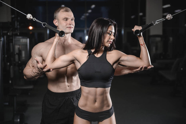 sexy caucasian man and woman in gym - Zdjęcie, obraz