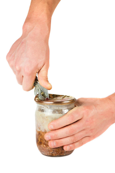 Een blikje opener open handen een pot met pate - Foto, afbeelding