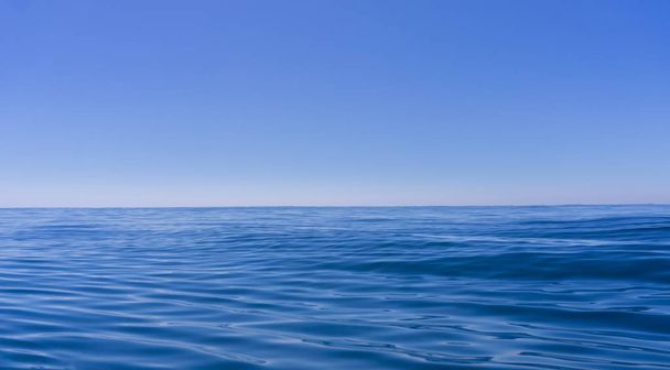 abstrakter Hintergrund tiefblau ölig aussehende Oberfläche des Ozeans in m - Foto, Bild