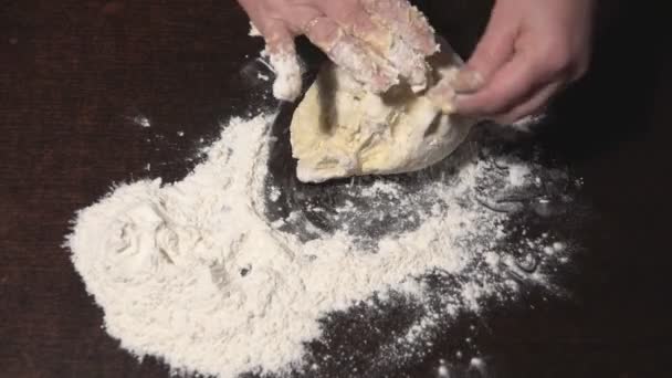 Γυναικεία χέρια Ζυμώστε τη ζύμη στο τραπέζι - Πλάνα, βίντεο