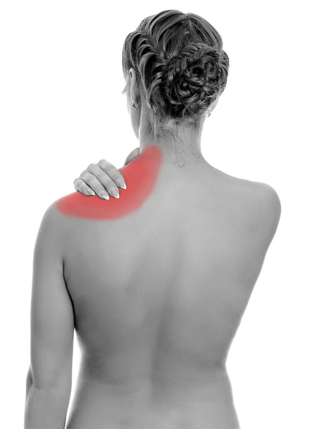 νεαρής γυναίκας που πάσχουν από τον πόνο στον ώμο. απομονωθεί σε λευκό. μαύρο και άσπρο - Φωτογραφία, εικόνα