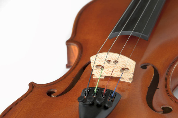 Fragmento de violino sobre fundo branco
 - Foto, Imagem