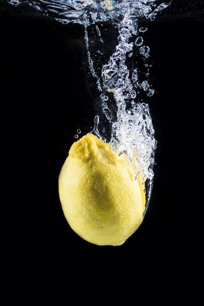 lemon underwater isolated on black background - Zdjęcie, obraz
