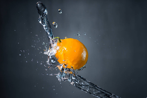 lemon and splash of water on gray background - Fotografie, Obrázek