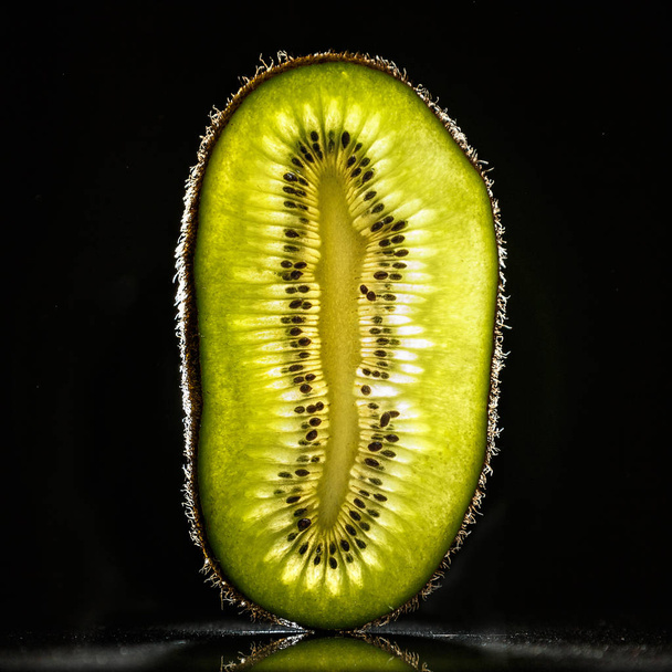 Slice of kiwi in the light - Fotoğraf, Görsel