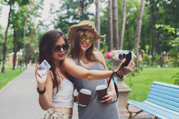 Ευχαριστημένοι οι τουρίστες τους φίλους κορίτσι λήψη selfie φωτογραφίες - Φωτογραφία, εικόνα
