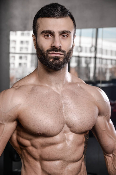 Handsome fitness model train in the gym gain muscl - Fotoğraf, Görsel