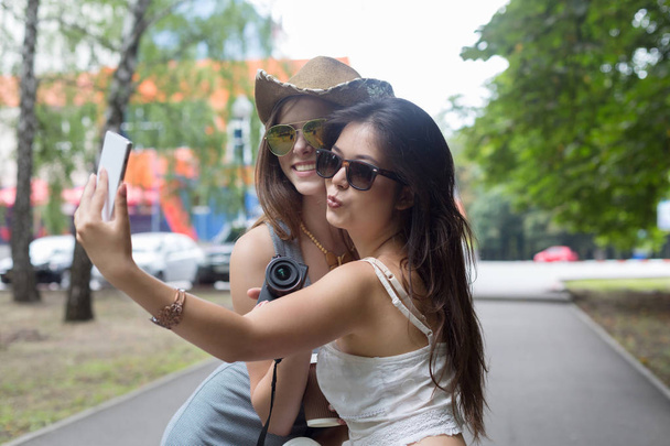 Ευχαριστημένοι οι τουρίστες τους φίλους κορίτσι λήψη selfie φωτογραφίες - Φωτογραφία, εικόνα