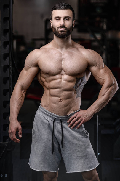 Handsome fitness model train in the gym gain muscl - Foto, afbeelding
