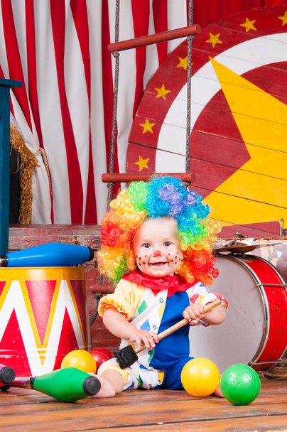 Kleiner Baby-Clown mit roter Nase bunte Perücke mit Kugeln - Foto, Bild