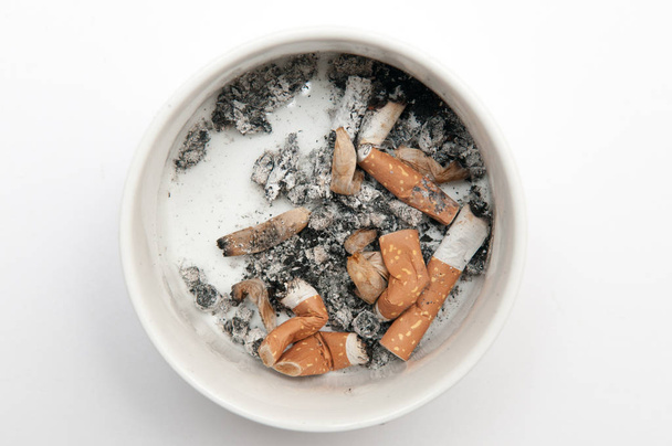 Cenicero completo de cigarrillos aislados en blanco
 - Foto, imagen