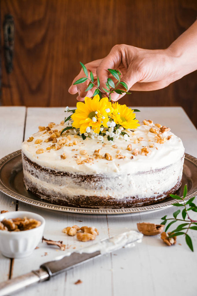Decorating carrot cake with flowers - Foto, immagini