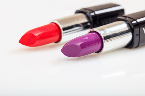 Lipsticks geïsoleerd op witte achtergrond - Foto, afbeelding