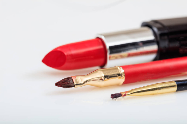Rouge à lèvres et pinceaux isolés sur fond blanc
 - Photo, image