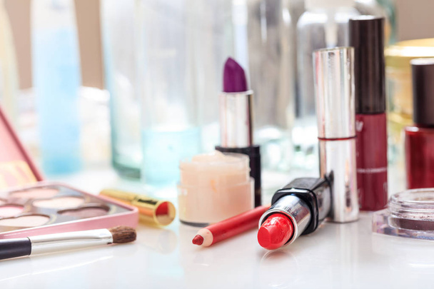 Ensemble de cosmétiques de maquillage sur fond blanc
 - Photo, image