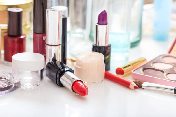 Conjunto de cosméticos de maquillaje sobre fondo blanco
 - Foto, Imagen