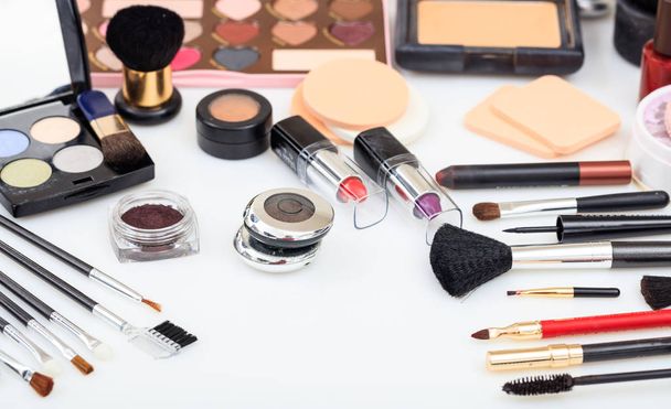 Set voor make-up tools op witte achtergrond - Foto, afbeelding
